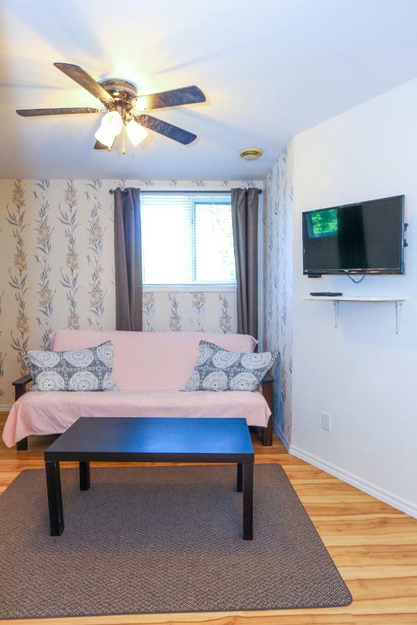 Cedar Drive Inn Crysler ภายนอก รูปภาพ